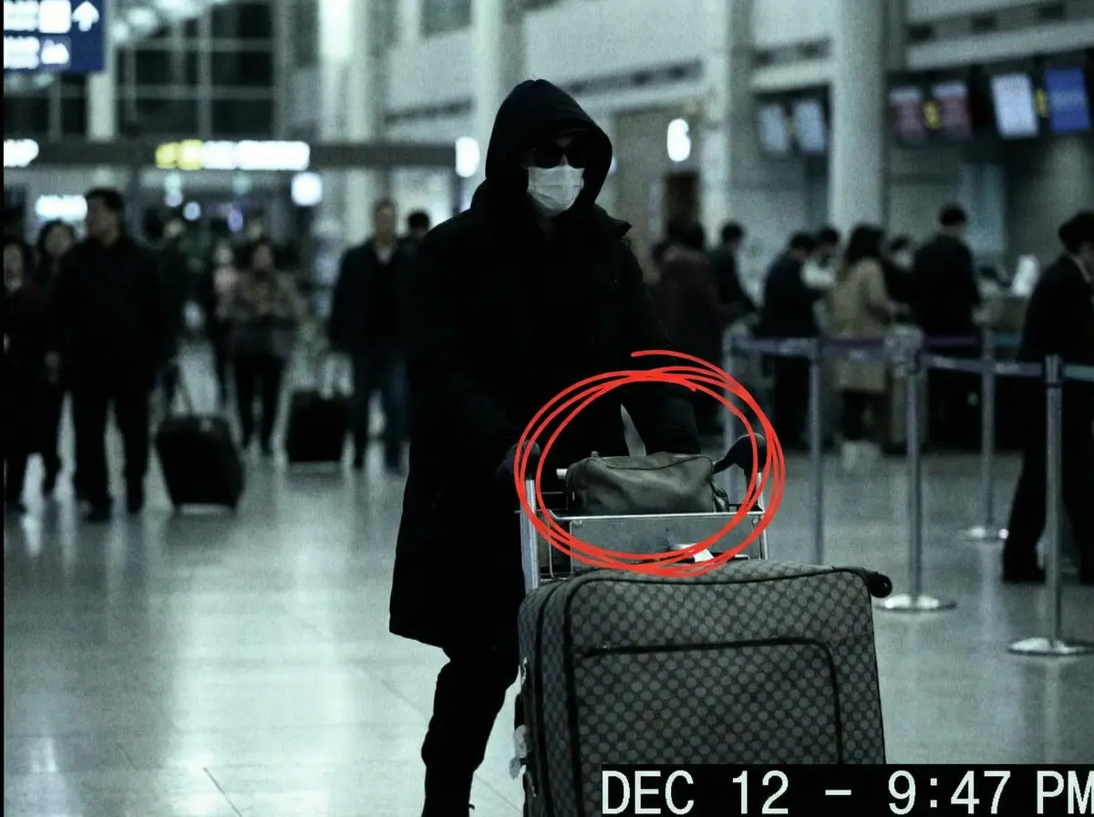 吃瓜暗网 机场偷拍 - 神秘礼物袋引发猜测